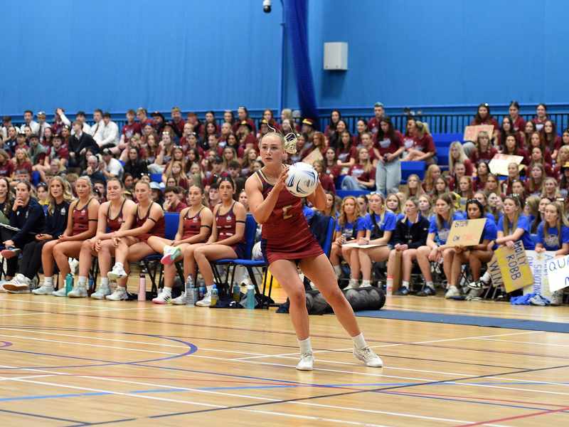 Met Sport basketball player prepares to throw the ball during a game
