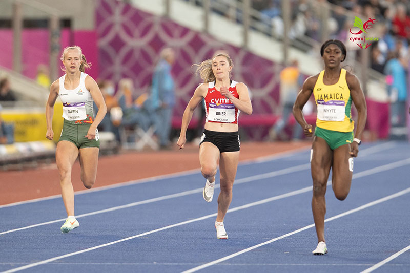 Hannah Brier, center, competes in sprinting competition during the Commonwealth Games