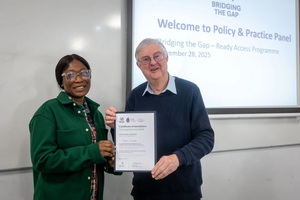 Former First Minister Mark Drakeford awards a certificate to an attendee of the Ready Access Programme at Cardiff Met